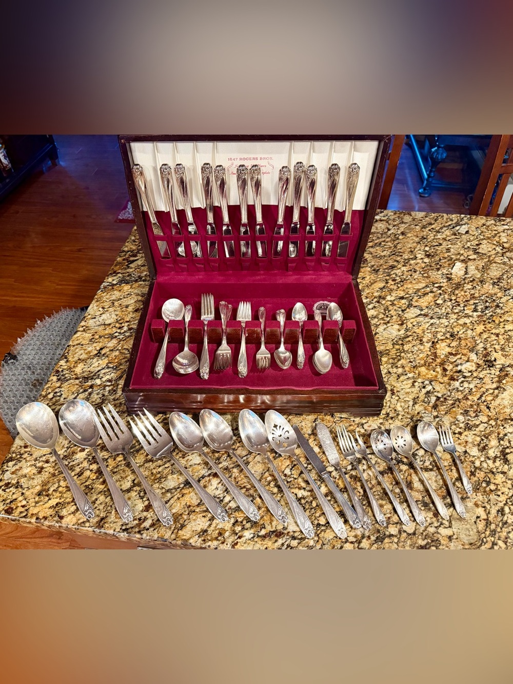 1847 Rogers Bros Daffodil Silverplate Flatware Set 85 Piece w/Chest & Child Set